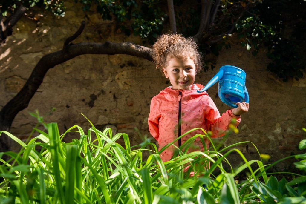 Enfant jouant dans la nature