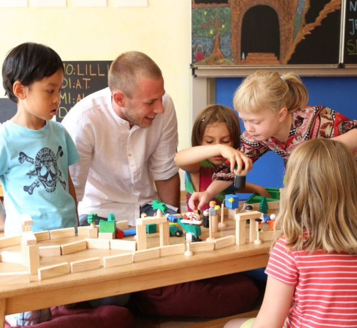 Enfants jouant avec enthousiasme à l'école Steiner Waldorf