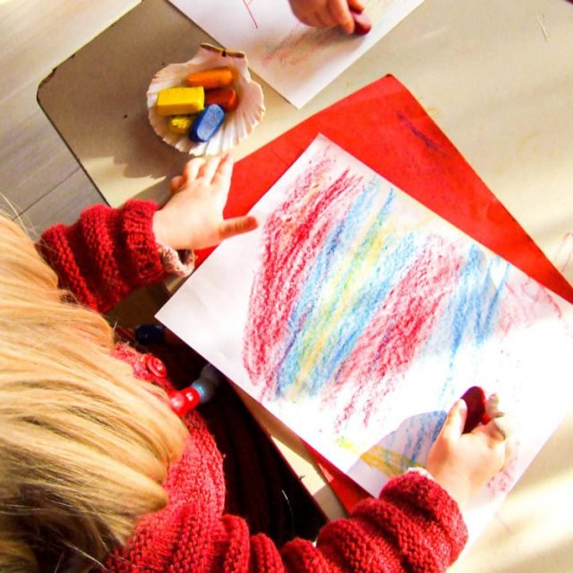 Petits enfants dessinant à l'école Steiner Waldorf