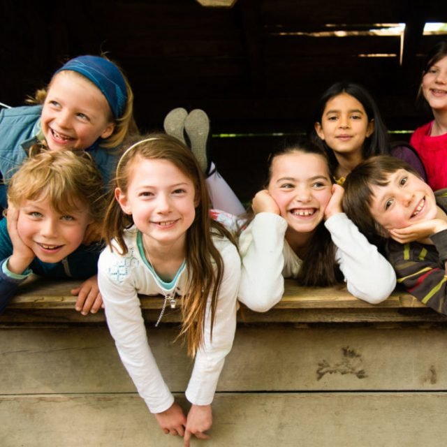 Enfants joyeux à l'école Steiner Waldorf