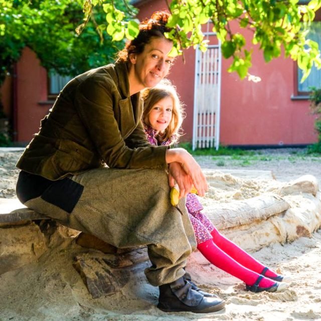 Une mère et sa fille à l'école Steiner Waldorf